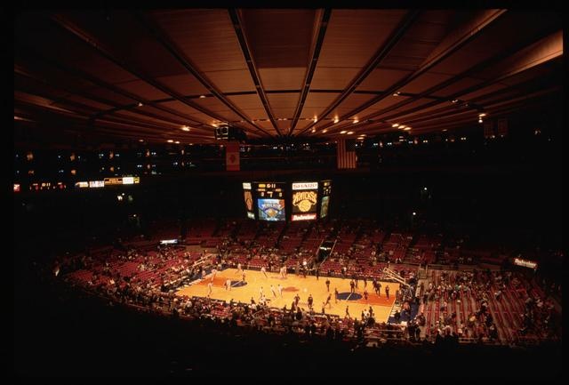 铁笼球场指的是著名的街头娱乐篮球圣地——曼哈顿西四大街球场