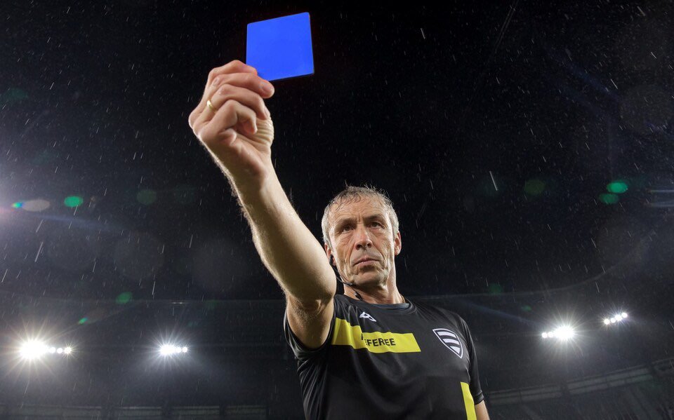 蓝牌相当于在黄牌警告和红牌罚下之间增加了一个“暂时被罚出场”的层级